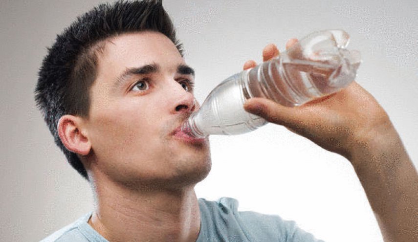 احذر.. شرب الماء بكميات كبيرة دفعة واحدة قد يسبب التسمم!

