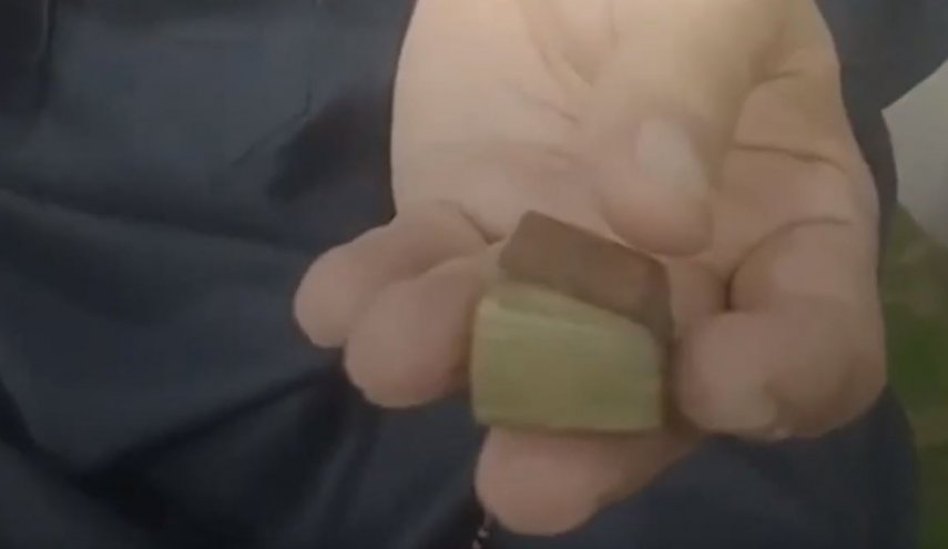 مصري يمتلك مصحفا آثريا بحجم عقلة الأصبع
