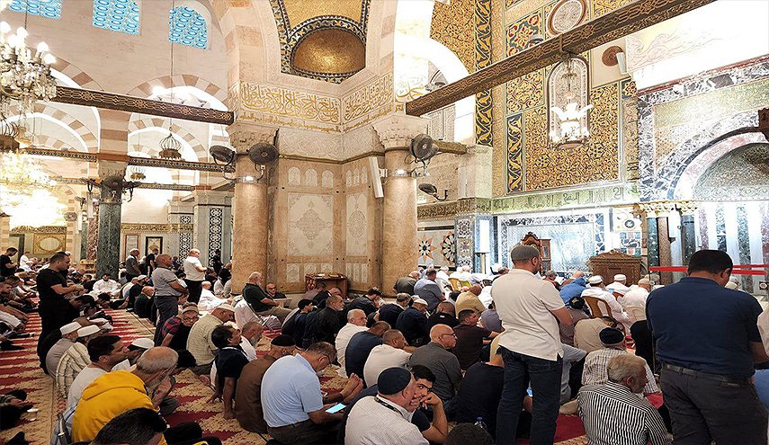 الآلاف يؤدون صلاة الفجر في باحات المسجد الأقصى المبارك
