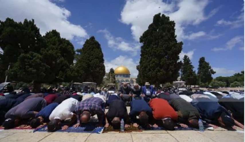 40 ألف فلسطيني يؤدون صلاة الجمعة في الأقصى
