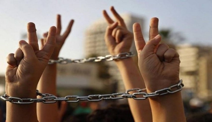 حماس تشيد بانتصار الأسرى على السجان
