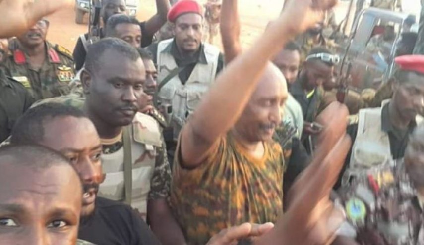 البرهان وسط المدنيين والعسكريين في بورتسودان