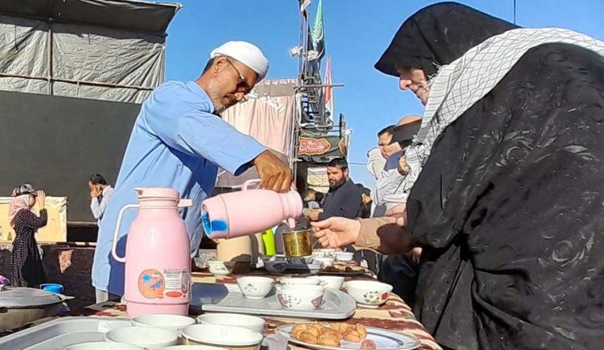آية الله الخامنئي يهدي خاتمه لأصحاب موكب من أهل السنة يخدمون زوار الأربعين