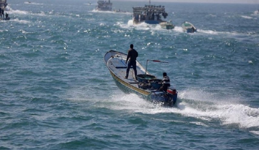زوارق الاحتلال تستهدف مراكب الصيادين في بحر غزة