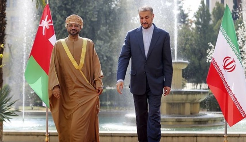 اتصال هاتفي بين أمير عبداللهيان ونظيره العماني حول مفاوضات رفع الحظر

