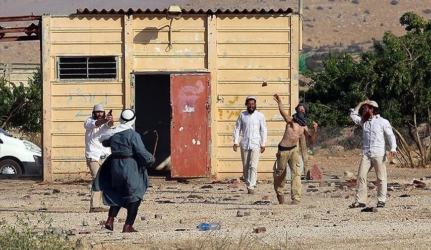 إصابة 4 مستوطنين رشقا بالحجارة شمالي رام الله