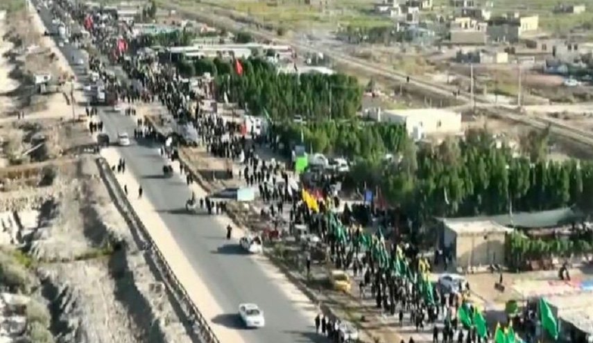 زوار الأربعينية يواصلون مسيرهم على طريق المشاية 