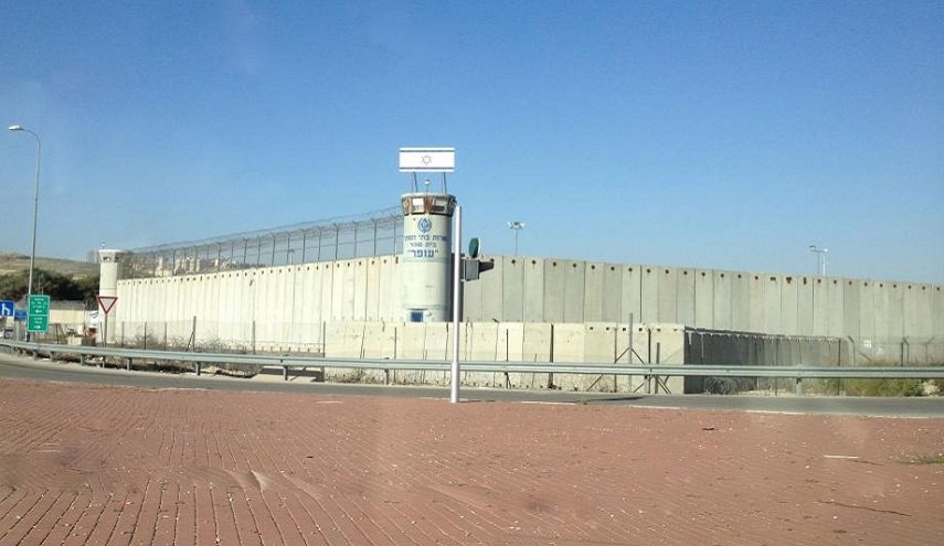 أسرى عوفر يغلقون الأقسام ويعيدون وجبات الطعام
