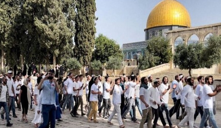 مستوطنون يقتحمون الأقصى بحراسة مشددة من شرطة الاحتلال