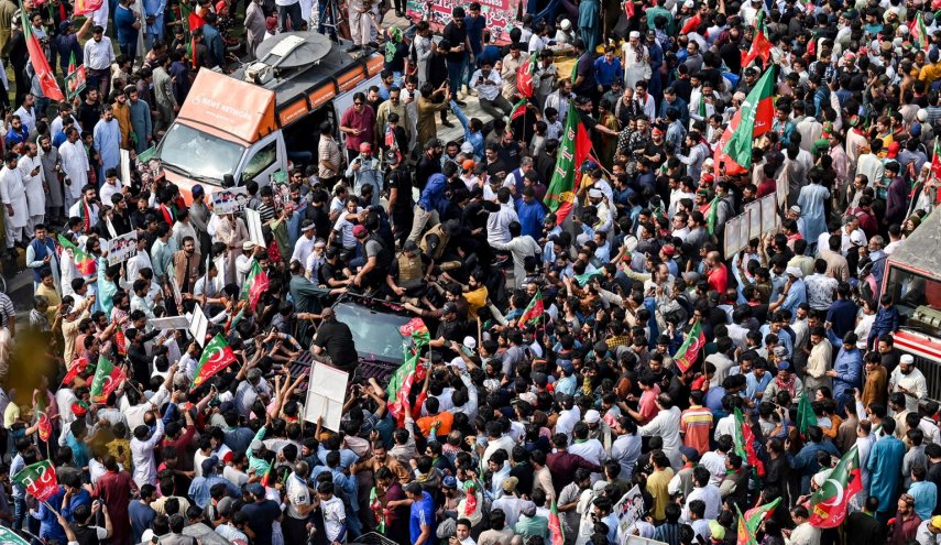 إنصاف الباكستانية تطالب رئيس البلاد بتحديد موعد الانتخابات