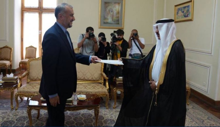 السفير السعودي يقدم اوراق اعتماده الى وزير الخارجية الايراني 