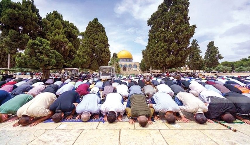 40 ألف فلسطيني يؤدون صلاة الجمعة في الأقصى

