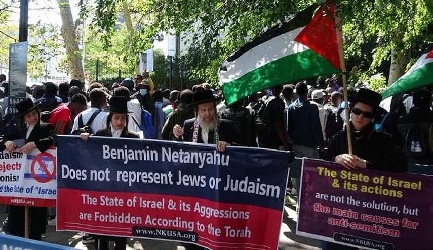 حاخامات يهود يرفعون العلم الفلسطيني ويحتجون على لقاء نتنياهو-بايدن
