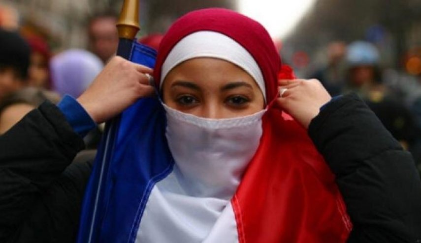 إثر قرار حكومي.. طالبة مسلمة في فرنسا تقدم شكوى أممية!