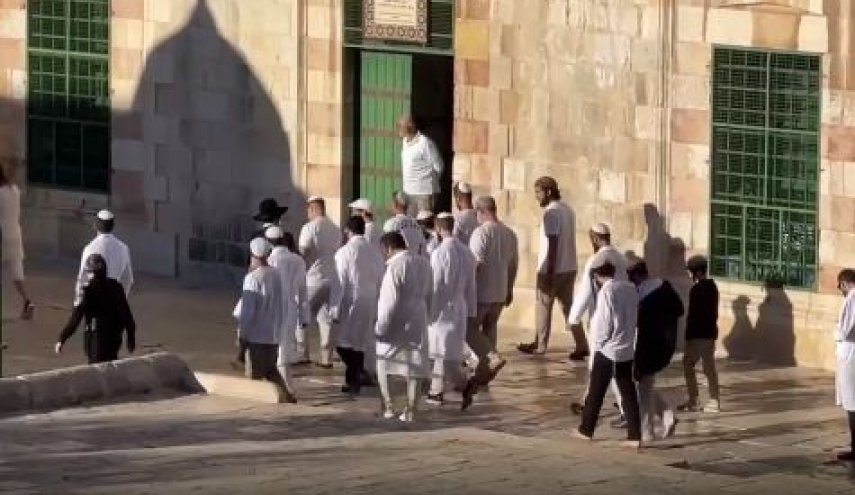 مئات المستوطنين يقتحمون المسجد الأقصى 