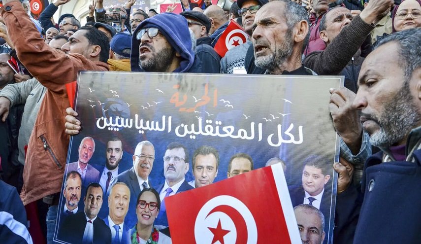 تونس تطلق سراح 3 سياسيين.. بينهم قيادي لحركة النهضة 

