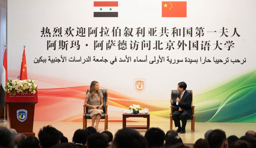 بالصور.. أسماء الاسد تفضح سلاح العدو الأقوى لطمس هوية المجتمع السوري