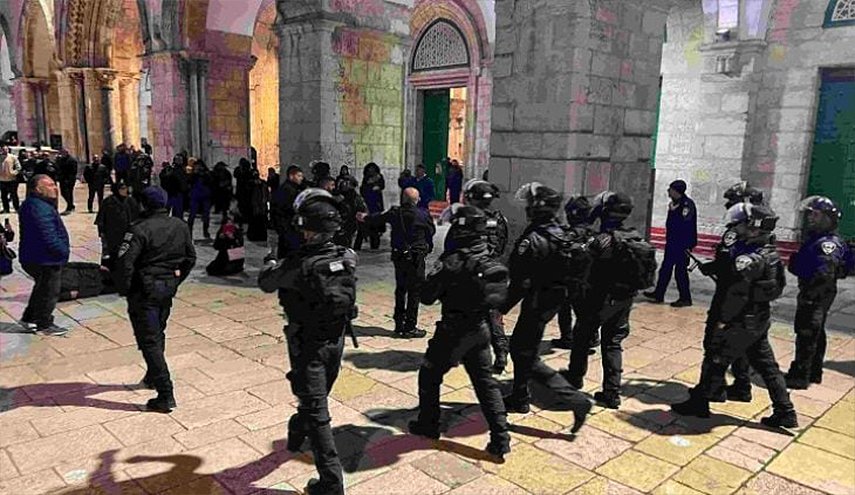 قوات الاحتلال تعتدي على صحفيين وتجبر مصلين على مغادرة الأقصى