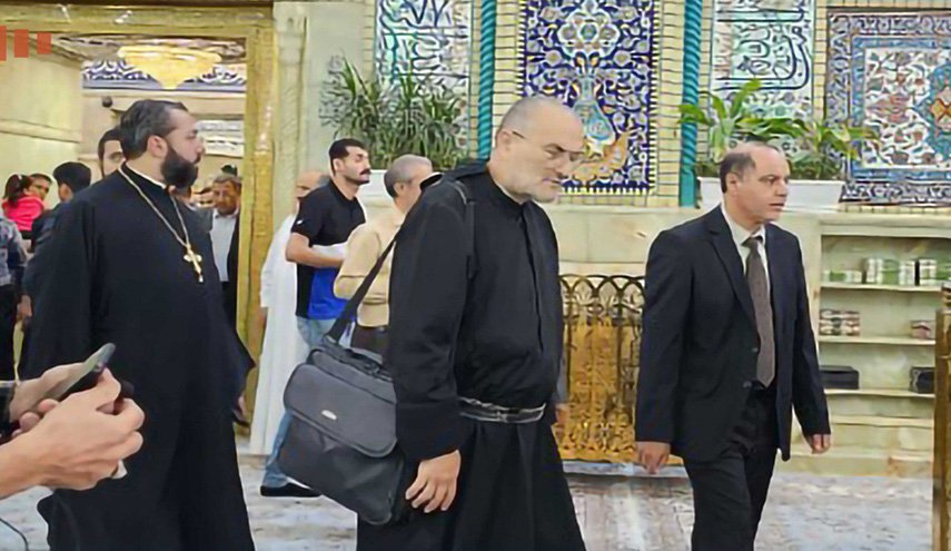 بالصورة.. كاهن مسيحي يزور مرقد الامام الحسين ولا يتعجب أحد من صليبه!