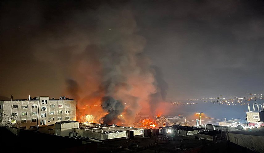 عشرات المستوطنين يهاجمون منازل الفلسطينيين جنوبي نابلس+ فيديو وصور