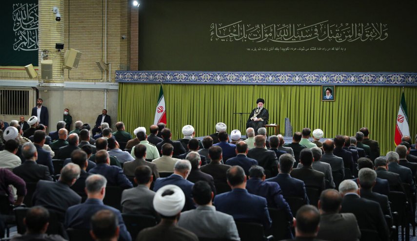 قائد الثورة: الغرب اطاح بكرامة المرأة وقمعها لاهوائه النفسانية