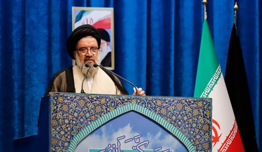 بالصور.. زعيم إفريقي يشارك في مراسم صلاة الجمعة بطهران 