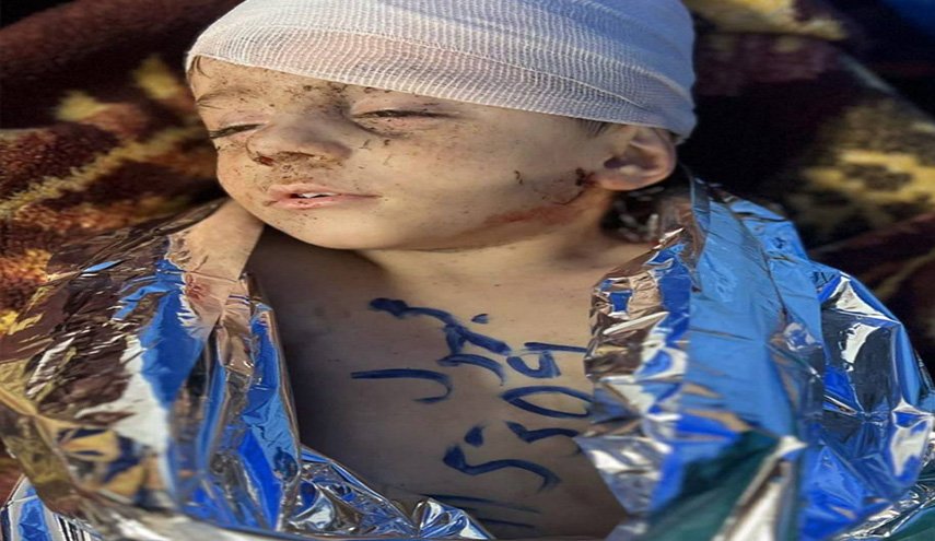 بالصورة.. طفل شهيد مجهول في مجزرة 