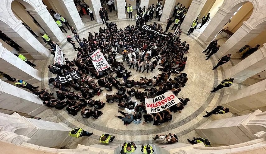 اعتصام بالكونغرس واستقالة مسؤول احتجاجا على دعم واشنطن لقتل الفلسطينيين
