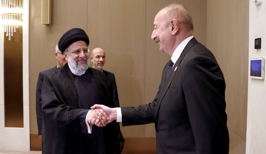 الرئيس الإيراني یلتقي نظيره الأذربيجاني في طشقند