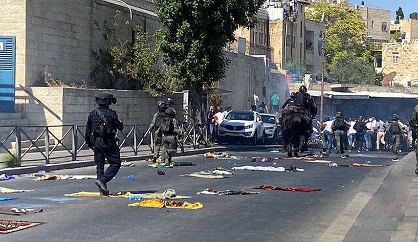 الاحتلال يقمع المصلين قرب باب الأسباط بالقدس المحتلة