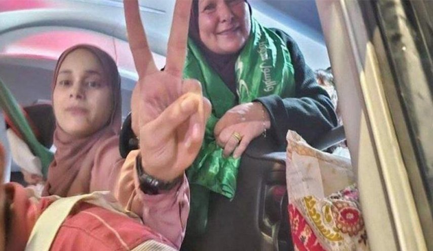 أولى كلمات المحررات عقب الافراج عنهن: تحية للضيف والقسام