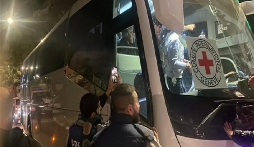 حافلة الأسرى الفلسطينيين المحررين تغادر سجن عوفر باتجاه رام الله