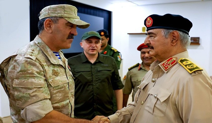 'حفتر' يلتقي بــ'وفد عسكري روسي رفيع' في بنغازي الليبية
