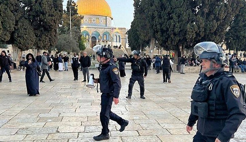 الاحتلال يمنع المصلين من دخول الاقصى ويعتدي عليهم عند باب الأسباط