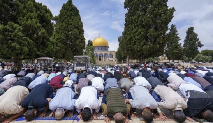 5 آلاف مصل فلسطيني يؤدون صلاة الجمعة في الأقصى
