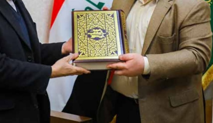 إيران تهدي النسخة الأندر من القرآن الكريم بالعالم الى هذا البلد..