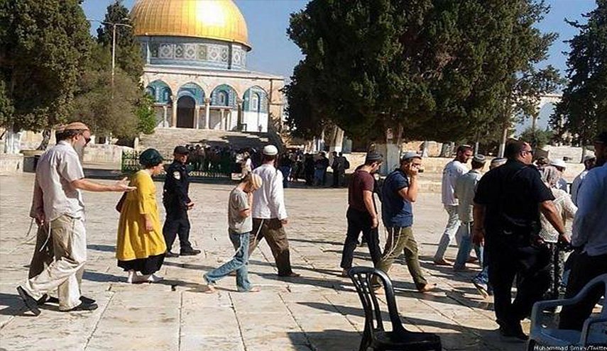 عشرات المستوطنين يقتحمون باحات المسجد الأقصى