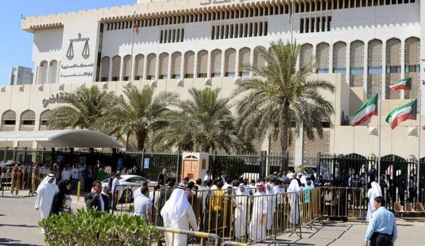 محكمة كويتية تقضي بإعدام شيخ من الأسرة الحاكمة بسبب ..
