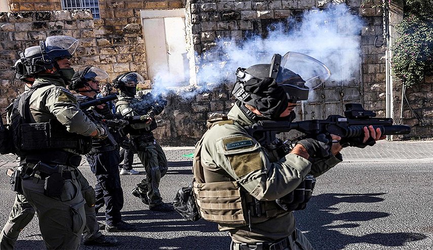 الاحتلال يصيب عشرات المصلين بالاختناق في القدس المحتلة