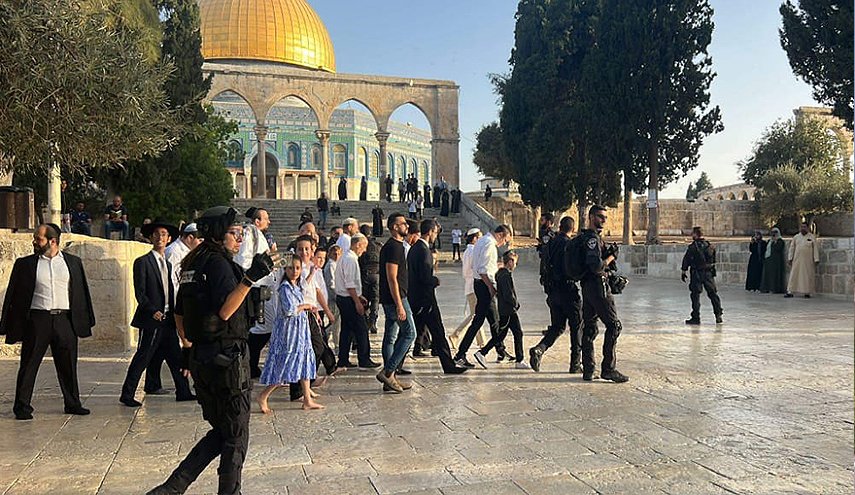 عشرات المستوطنين المحتلين يقتحمون المسجد الأقصى


