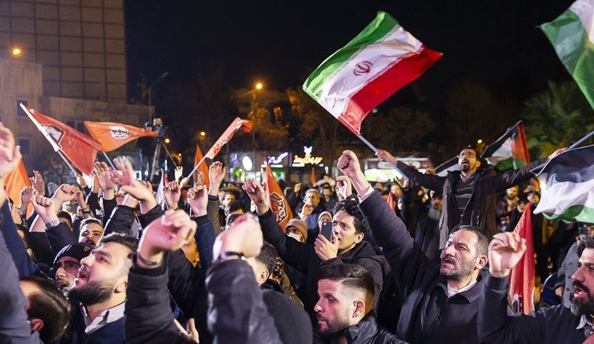 تجمع جماهيري بطهران فجرا بذكرى استشهاد قادة النصر + صور