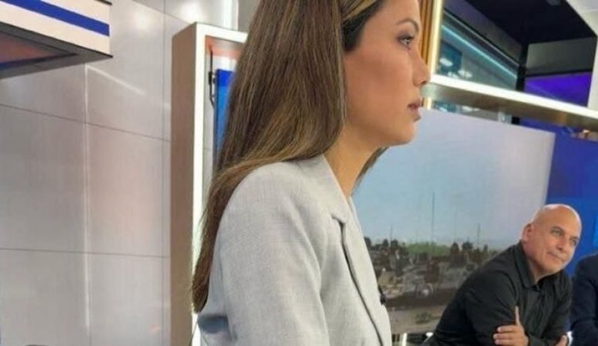 شاهد: مذيعة اسرئيلية على الهواء ومسدسها على خصرها!
