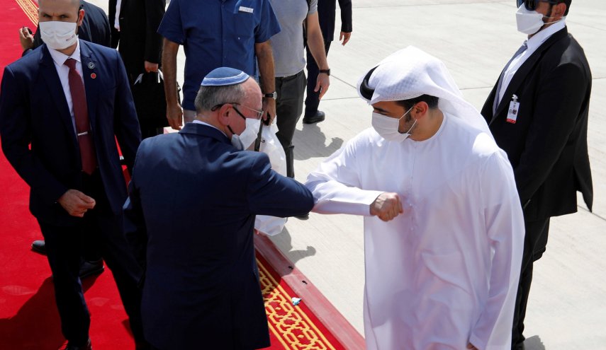 مسؤول إماراتي يقترح حلا نهائيا للقضية الفلسطينية: 'حل العودتين'!