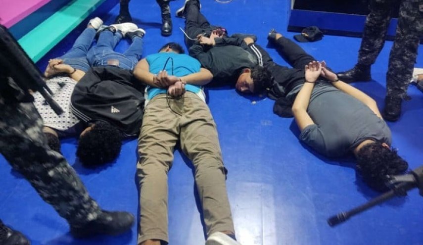 مسلحون يقتحمون استوديو قناة تلفزيونية أثناء بث مباشر!