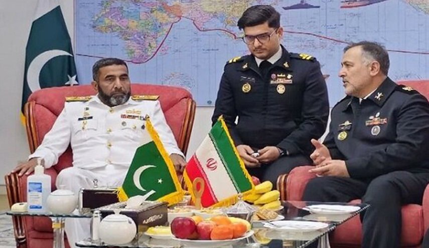 البحرية الإيرانية والباكستانية تؤكدان على توفير أمن المنطقة من قبل دولها