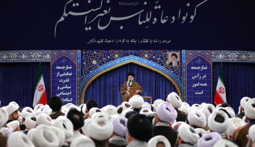 قائد الثورة الإسلامية يستقبل أئمة الجمعة من انحاء البلاد
