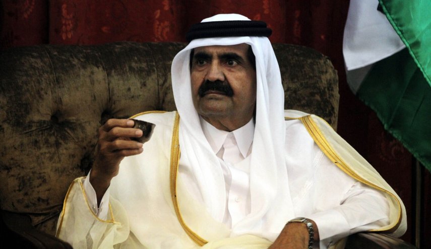 صورة/ أمير قطر السابق يتابع خطاب أبوعبيدة..ما علاقة ايران؟