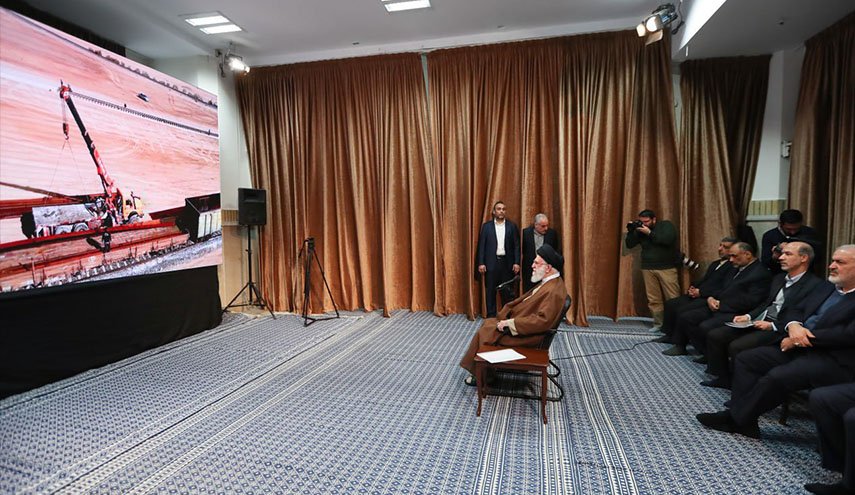قائد الثورة الاسلامية يتفقد معرض القدرات الإنتاجية الإيرانية