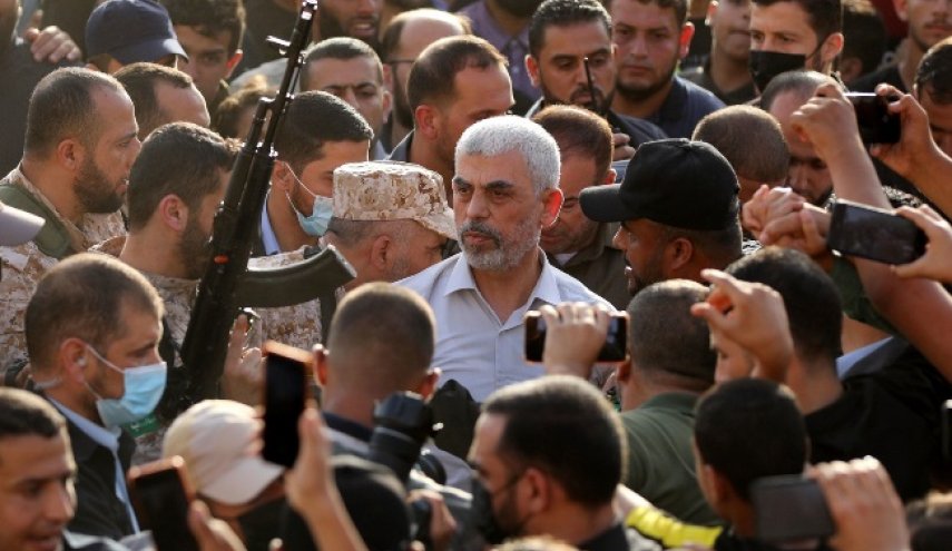 ضابط إسرائيلي وعد زوجته بالتقاط صورة مع جثة السنوار.. وهذا مصيره!