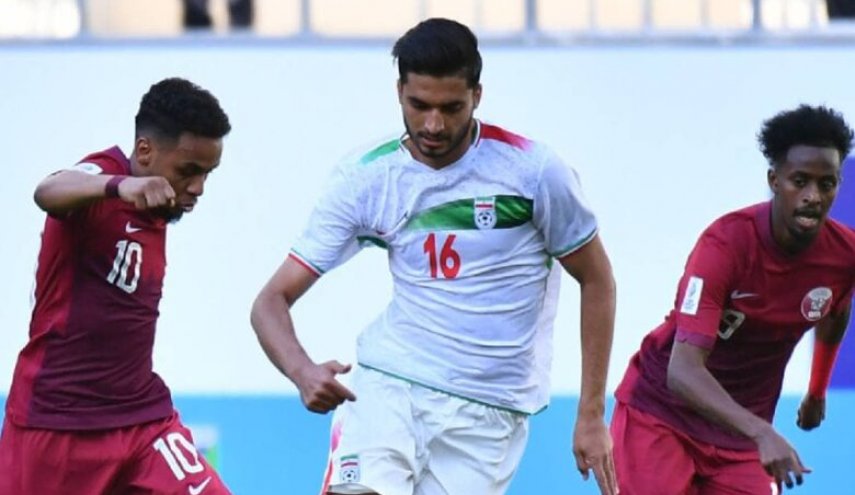 جنسية حكم مواجهة قطر وإيران تثير الجدل.. مدرب منتخب إيران يعلق